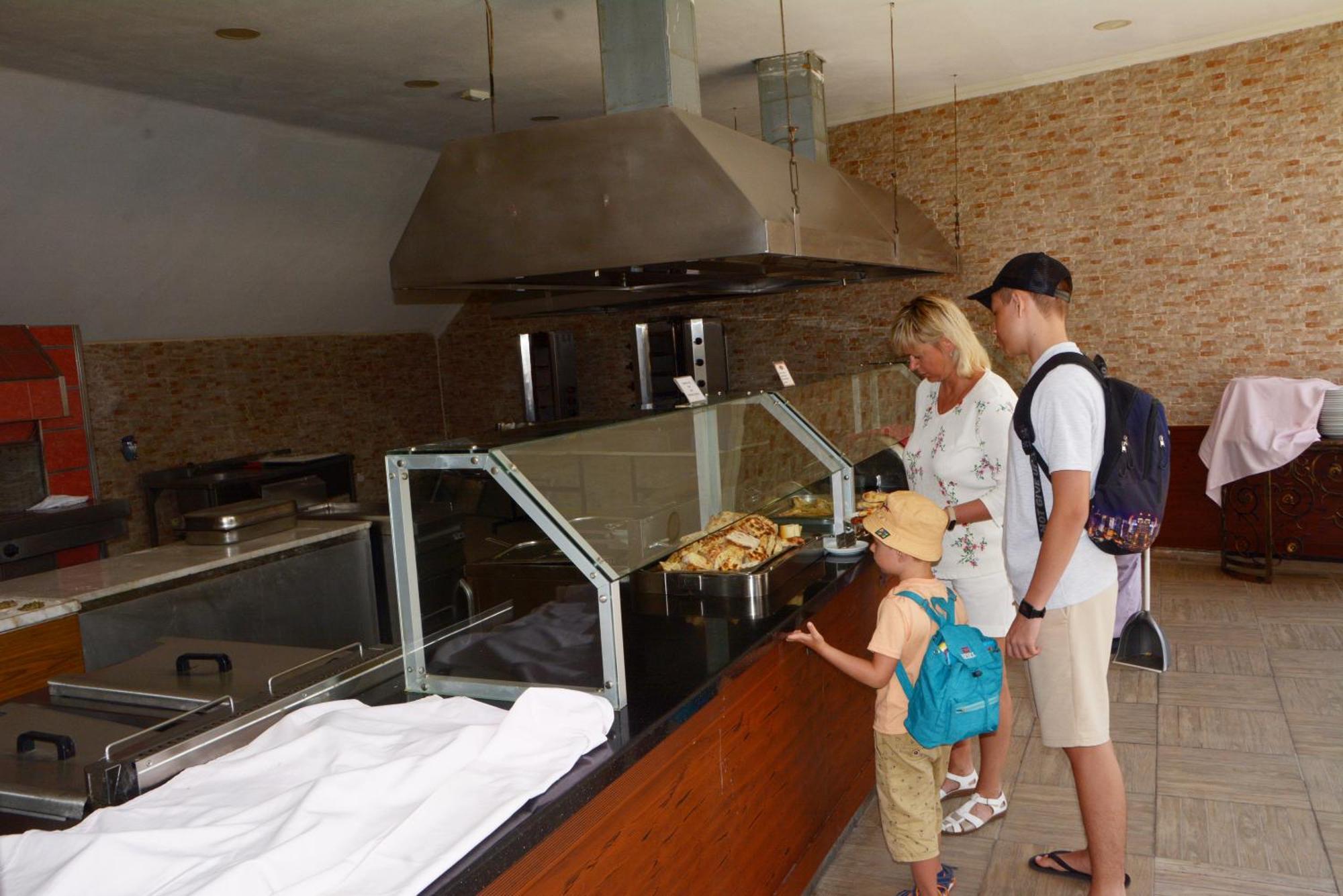 Miramor Hotel & Spa Antalya Exterior foto A family at a buffet